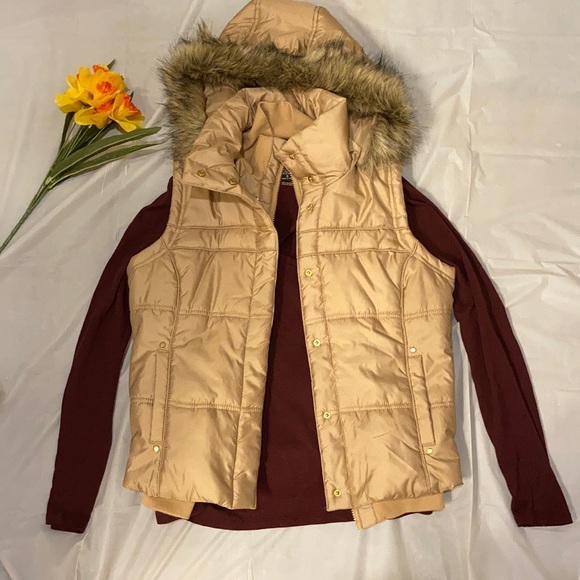 NY&Co Golden faux fur hooded vest - Picture 2 of 8